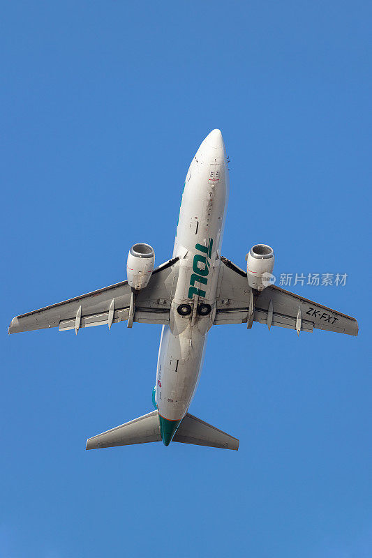 Toll Aviation波音737-3B7货机(ZK-FXT)，从阿德莱德国际机场起飞。